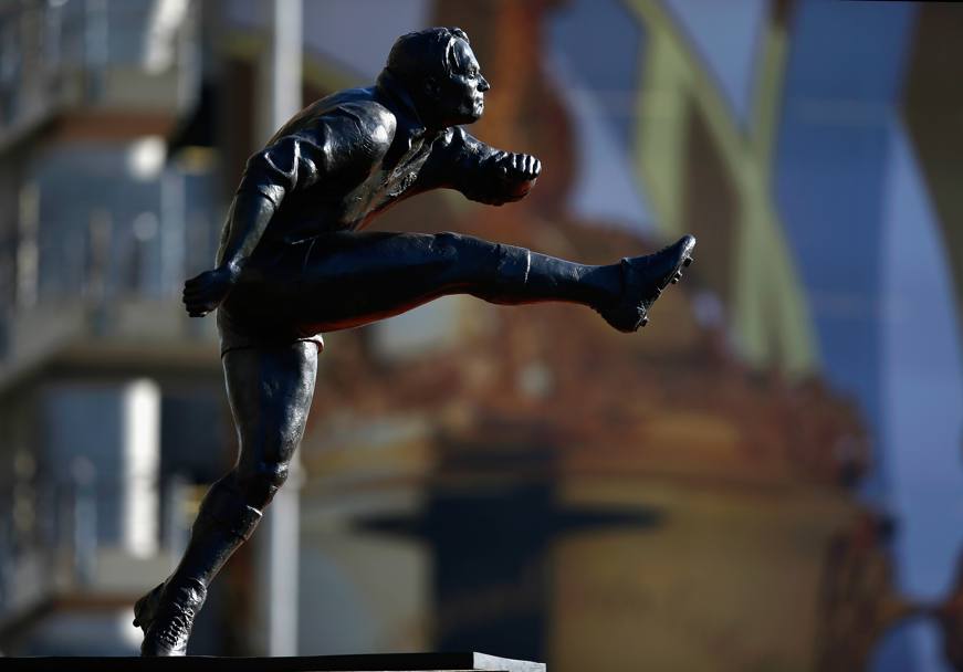 Una delle statue all&#39;esterno dello stadio (Getty Images)